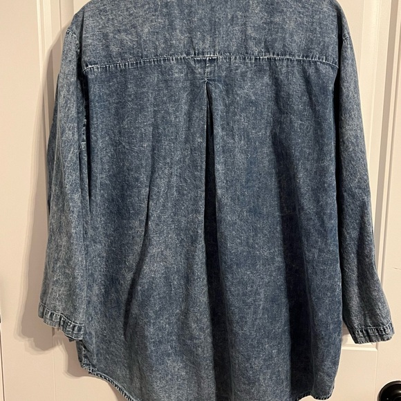 #1741. Dizzylizzy 3/4 Roll-Tab Sleeve Chambray Button Shirt. Women's Size 2X - Picture 4 of 7